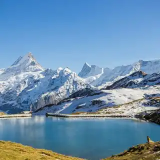Lake with snow capped mountain background — Bachalpsee, Switzerland